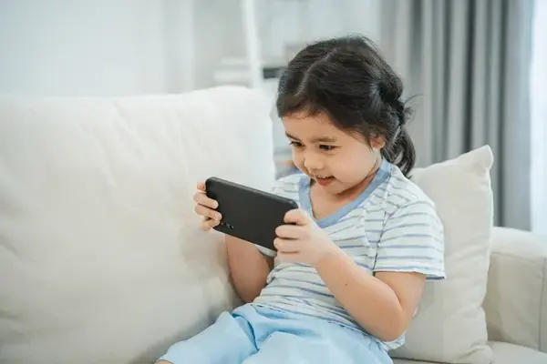 बच्चालाई मोबाइल कतिबेला के का लागि दिने ?