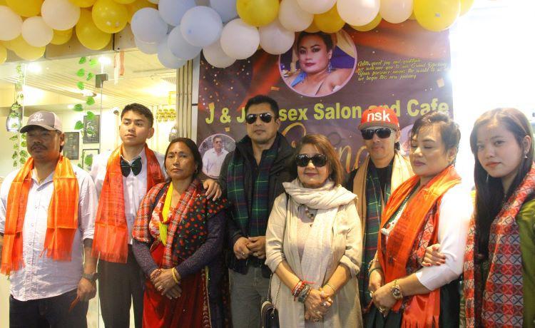 धिरेन र कमलाद्धारा रेनुको ‘जे एन्ड जे युनिसेक्स सलुन’को उद्घाटन
