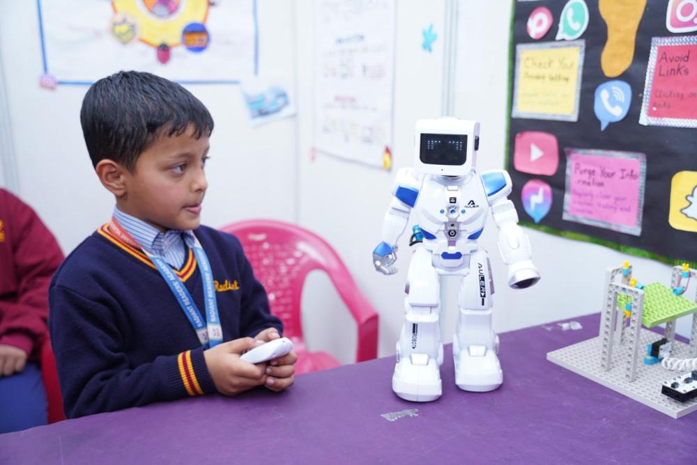 दोस्रो रेडियन्ट शैक्षिक मेला सुरू आफ्ना सीप र सिर्जनात्मक क्षमता प्रदर्शन गर्दै विद्यार्थी