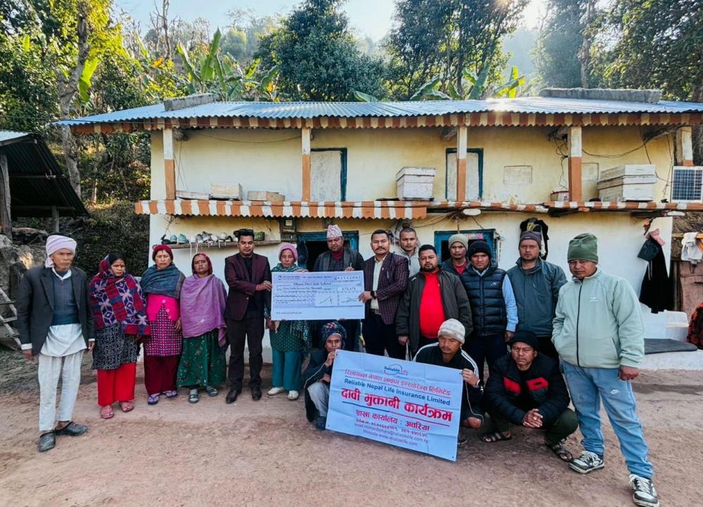 रिलायबल नेपाल लाइफद्धारा बीमितको घरमै गएर दाबी भुक्तानी