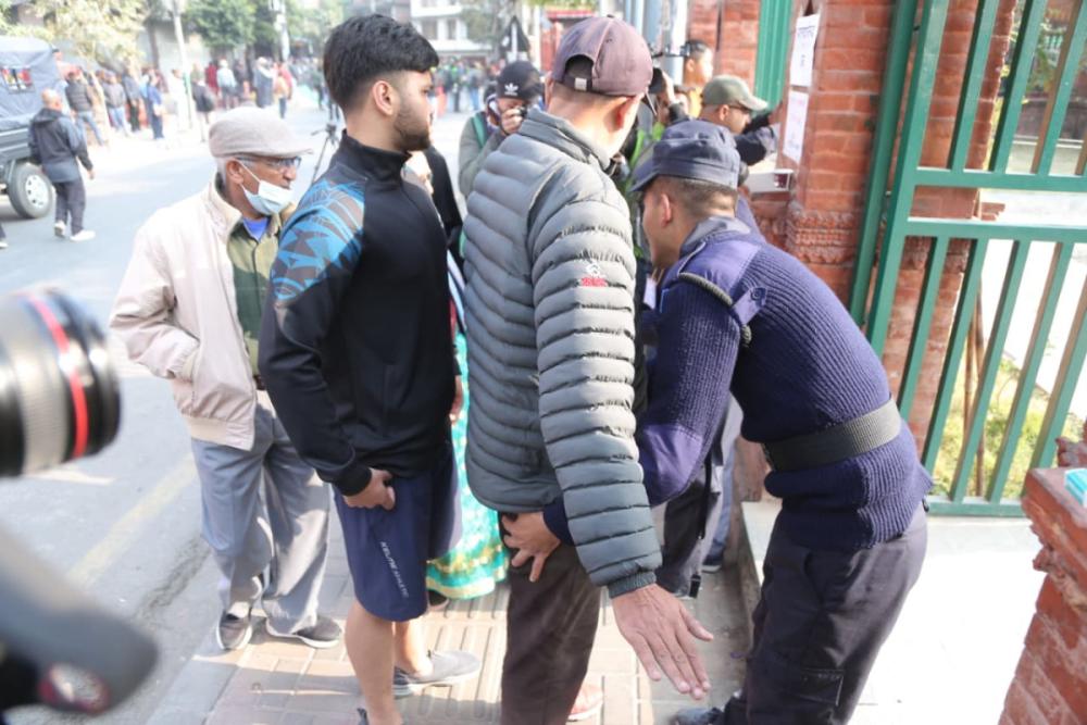 एक घण्टा रोकिएपछि सर्लाही–४ मा पुन   मतदान सुरु, के  के भयो ?