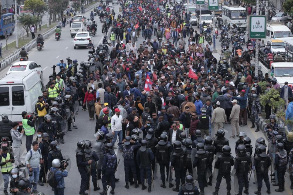 नेकपा एमालेको माईतीघरमा आज पनि प्रदर्शनः अध्यक्ष ओलीको रिहाई माग गर्दै सडकमा उत्रिए कार्यकर्ता