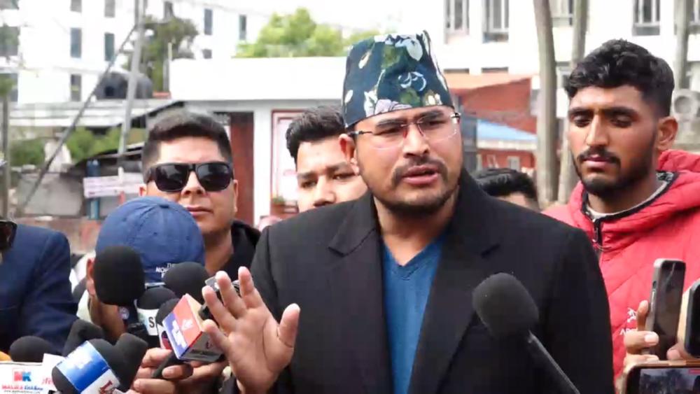 समयमा काम नगर्ने ठेकेदारको लाइसेन्स खारेज गर्न ज्ञानेन्द्र शाहीको प्रधानमन्त्रीसँग माग, स्याउ र जडीबुटीका लागि ऐन बदल्न अपिल