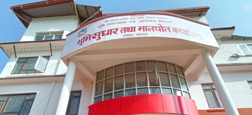 बिचौलिया भन्दै लेखापढी व्यवसायी पक्राउ: ललितपुर मालपोतको कामकाज ठप्प पार्ने चेतावनी