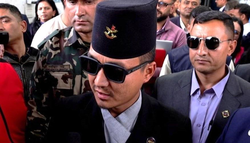 विवादित कम्पनीसँग सेयर देखिएपछि गृहमन्त्री विवादमा, रवि लामिछानेसँग दुई घण्टा संवाद