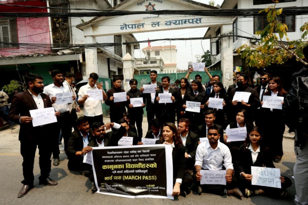 ए सुन सरकार सुनिदिनुपर्‍यो भन्दै कानूनका विद्यार्थीको मार्चपास