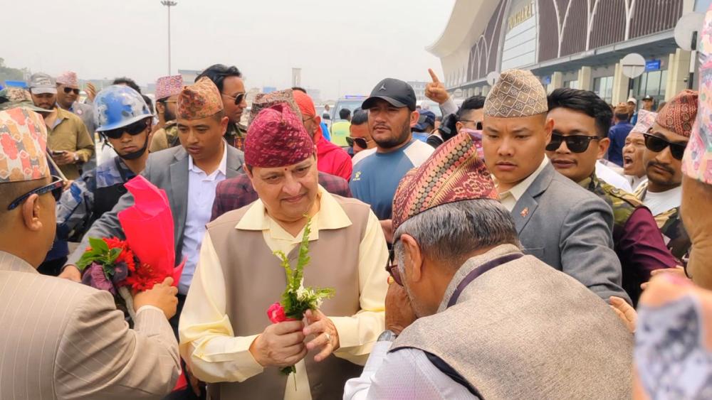 पोखरामा पूर्वराजाको भव्य स्वागत: समर्थकको नारा र पञ्चेबाजाले गुञ्जियो विमानस्थल