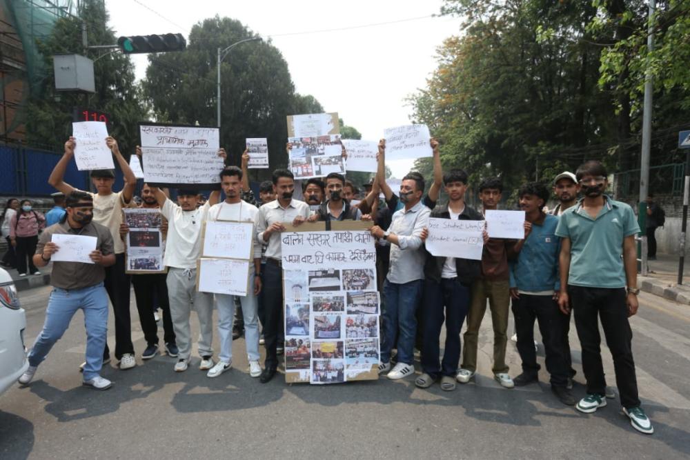 त्रिचन्द्रका विद्यार्थी सडकमाः सरकारी प्रतिवन्धको तयारीको विरोध