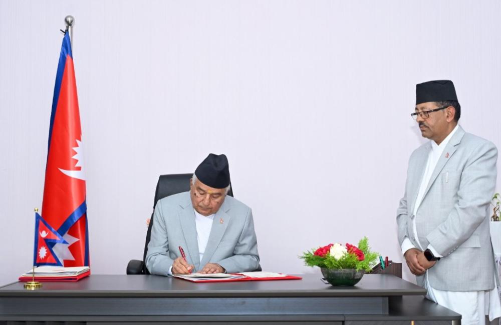 राष्ट्रपतिले अध्यादेश जारी गरेसँगै राजनीतिक नियुक्ति पाएका १५९४ पदाधिकारी एकैपटक पदमुक्त