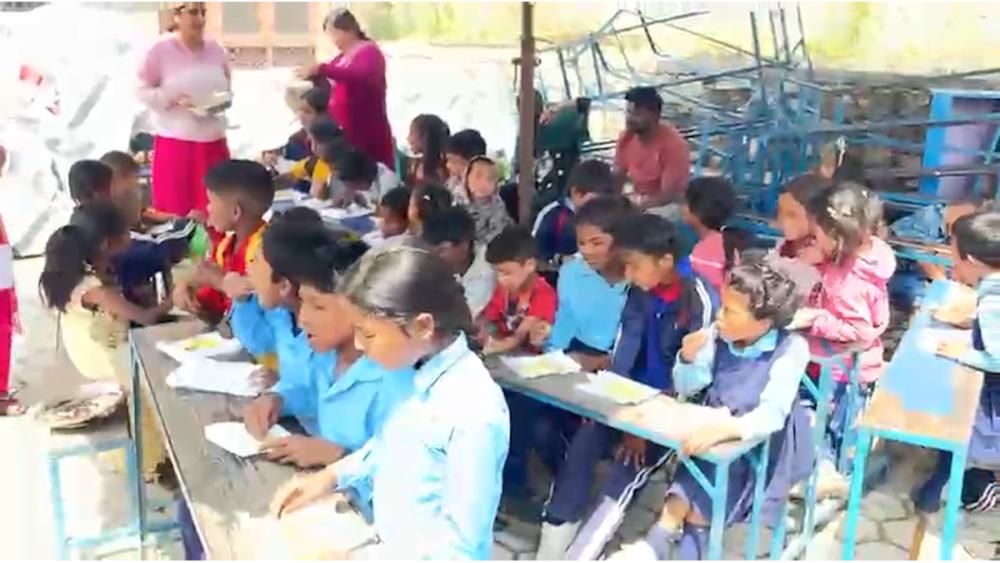 मनोहराको सरस्वती आधारभूत विद्यालयका २७५ विद्यार्थीको पठनपाठन अन्योलमा, शिक्षक खोज्दै आइपुगे विद्यार्थी र अभिभावक