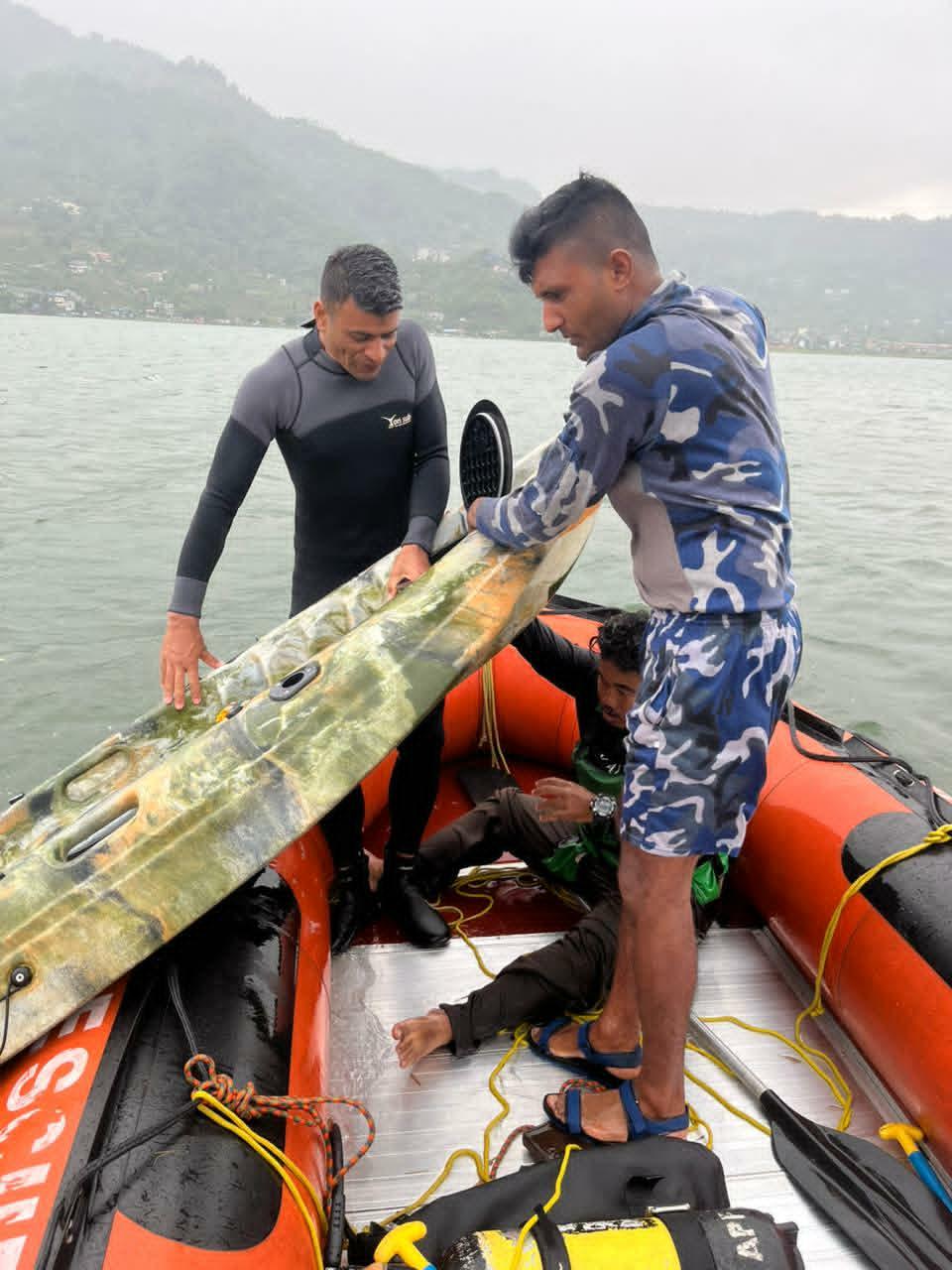 फेवातालमा बोट पल्टिएर अलपत्र परेका एक जनाको सशस्त्र प्रहरीद्वारा सकुशल उद्धार