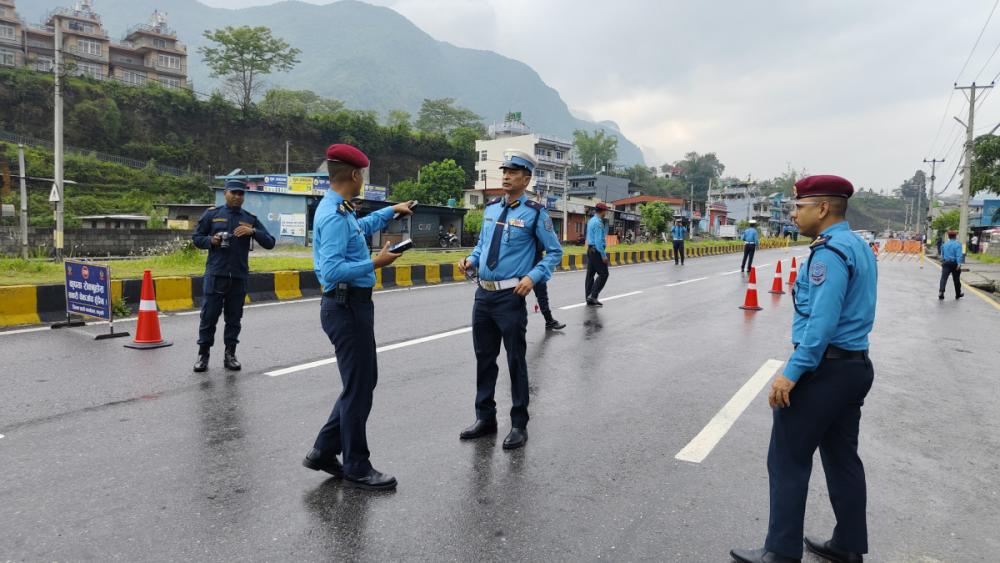 कास्कीमा प्रहरी प्रमुखकै नेतृत्वमा ‘सरप्राइज चेकिङ’, सडकमै उत्रिए वरिष्ठ अधिकारी
