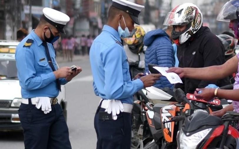 ट्राफिक नियम उल्लंघन गर्नेहरूबाट २४ घण्टामा उठ्यो साढे ११ लाख राजस्व, मापसेदेखि फुटपाथ पार्किङसम्म कारबाही
