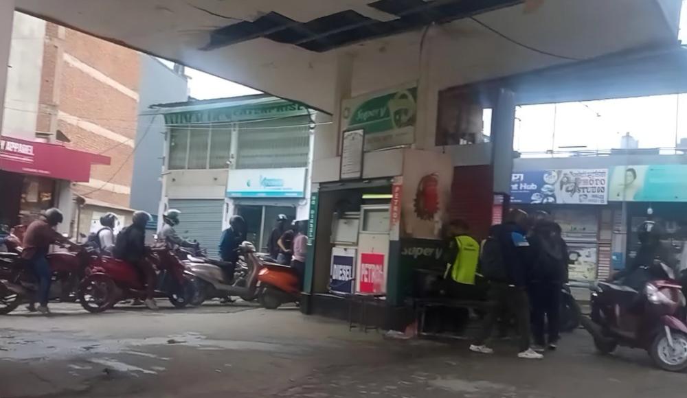 मूल्य घट्दा व्यवसायीको मनपरी, पम्पहरूमा लाग्यो सवारीको लामो लाइन