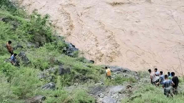 कर्णाली नदीमा खसेको फोर्स गाडी र यात्रुको खोजी तीव्र: नदीको बहाव र धमिलो पानीले अवरोध