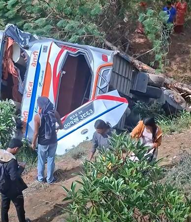 बैतडीमा यात्रुबाहक बस दुर्घटना, १७ जना घाइते, दुईको अवस्था गम्भीर