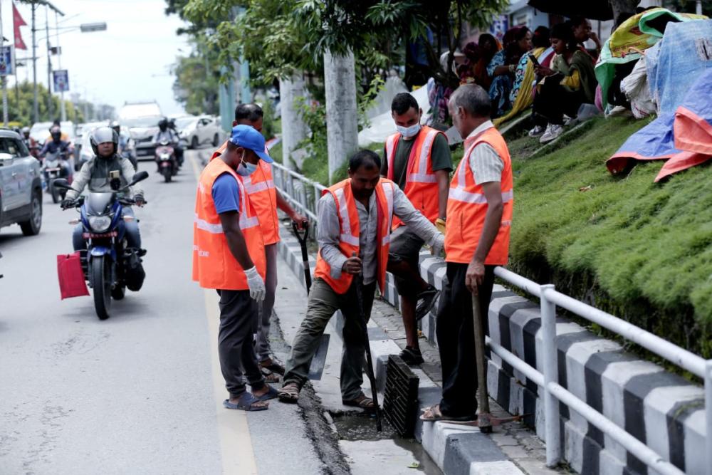माईतीघर क्षेत्रको डुबान समस्या समाधानका लागि कामनपाद्वारा निकास खोल्ने कार्य शुरु (तस्बिरसहित)