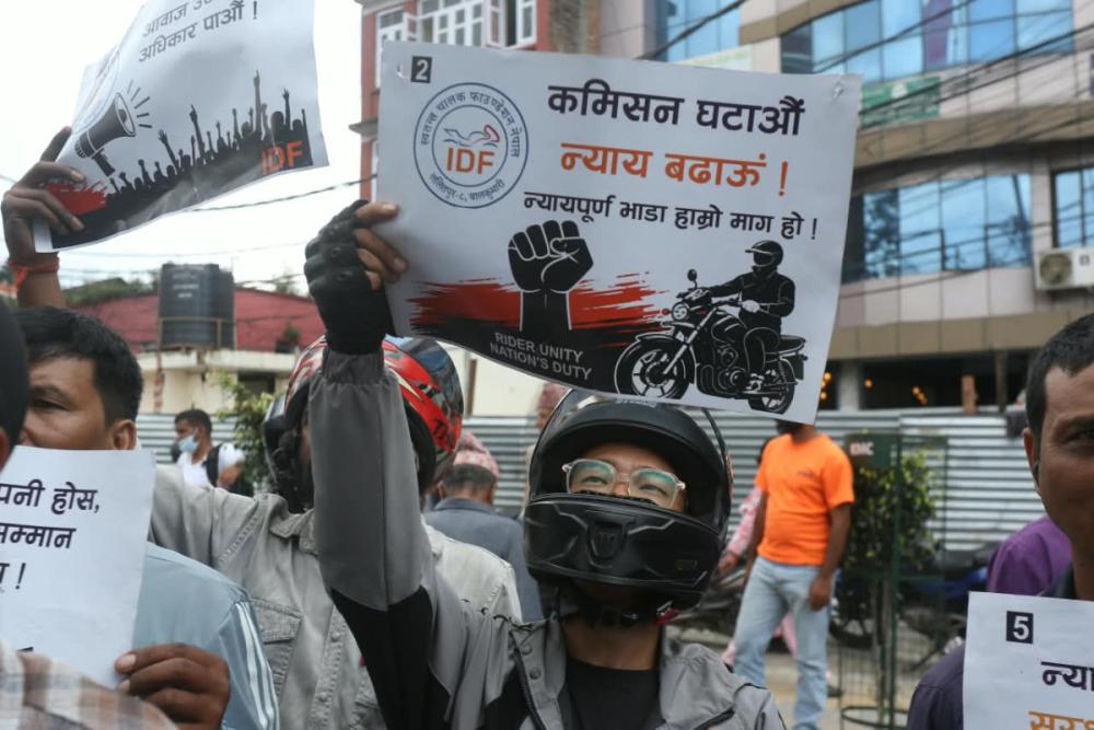 न्यायपूर्ण भाडादर र हकहितको माग गर्दै माईतीघरमा राइडरहरूको प्रदर्शन