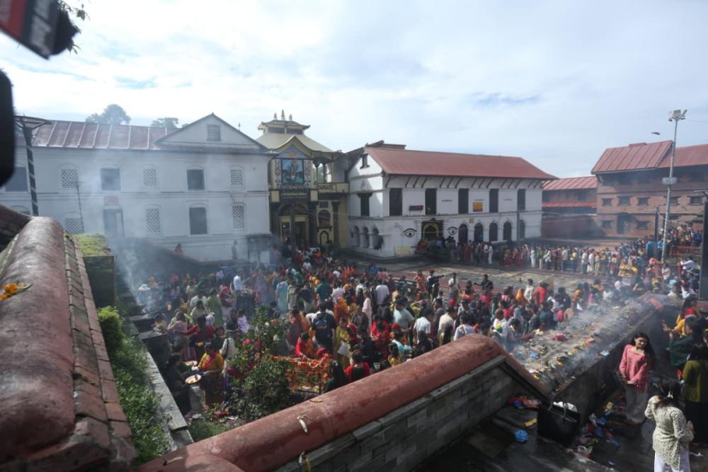 साउनको अन्तिम सोमवारः पशुपतिमा वागमतीको जल लिएर दर्शनमा भक्तजन