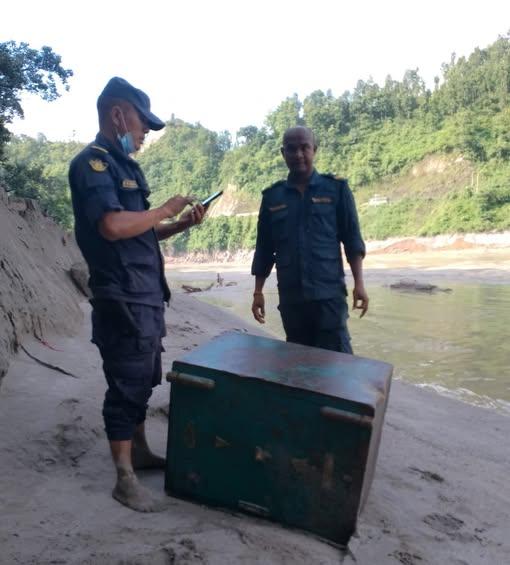 माटोले पुरिएको अवस्थामा भेटियो पैसा राख्ने लकर