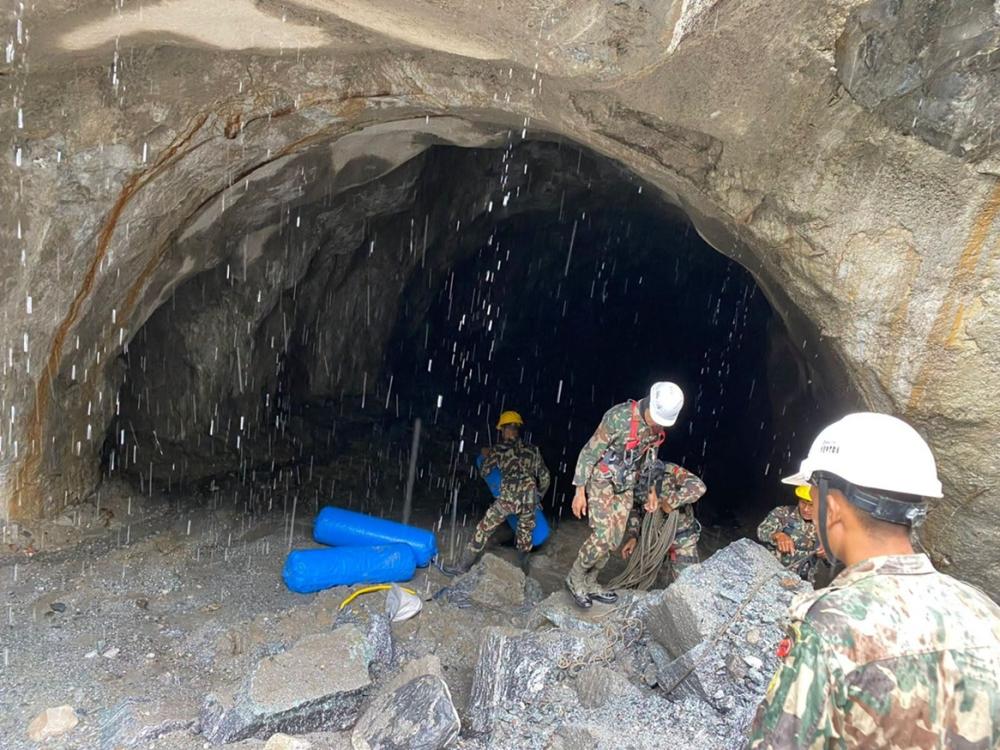 सुरुङ उद्धारमा चुनौती कायमै, प्रभावित क्षेत्रमा ९ हजारभन्दा बढी सेना परिचालन (तस्विरसहित)