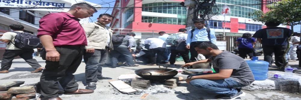 अखिल क्रान्तिकारीको सडक बिरोध: विद्यार्थीहरूले सडकमै खाना पकाएर खाए