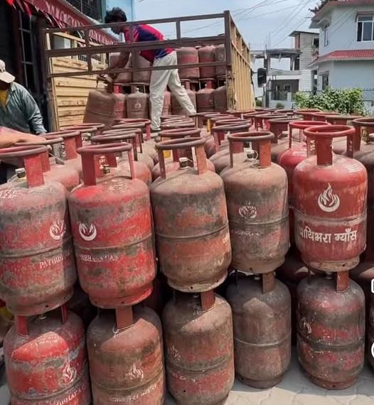 ग्यासको कृत्रिम अभाव सिर्जना गरी कालोबजारी गर्नेमाथि प्रहरीको छापा: ७०५ सिलिन्डर ग्याससहित डिपो सञ्चालक पक्राउ