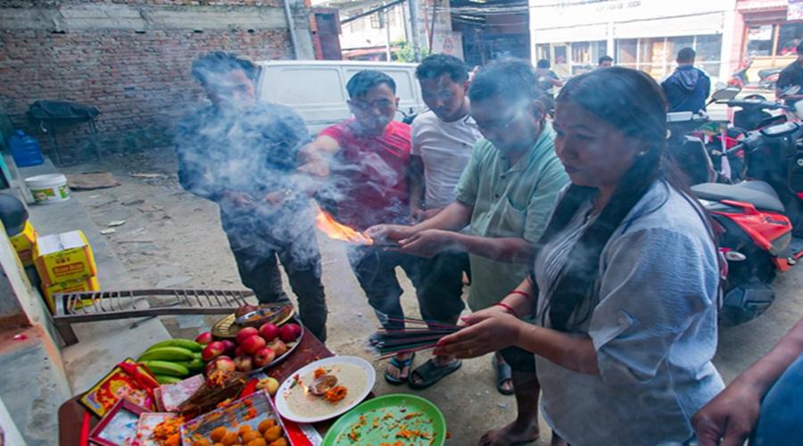 विश्वकर्मा पूजामा भद्रकालीसहित विभिन्न मन्दिरमा सवारी पूजा गर्नेको भीड (तस्बिरसहित)