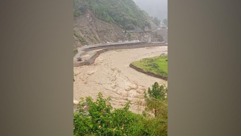 वीपी राजमार्गको रोशी खोला डाइभर्सन बगेपछि यातायात अवरुद्ध, पहिरोले थप चुनौती