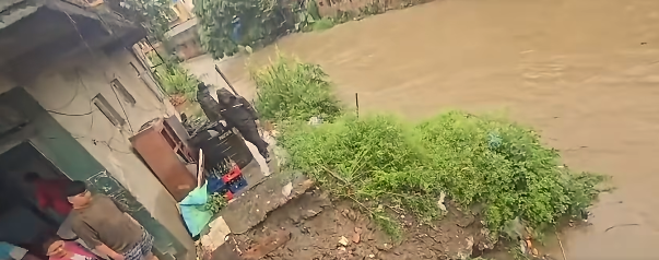बल्खु खोलाको बाढीले घर जोखिममा: २० जनाको सकुशल उद्धार गरी सुरक्षित स्थानमा सारियो