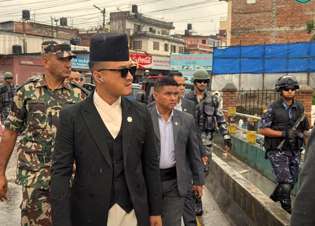 च्यासलमा बाढीको जोखिम बढेपछि गृहमन्त्री गुरुङद्वारा स्थलगत निरीक्षण