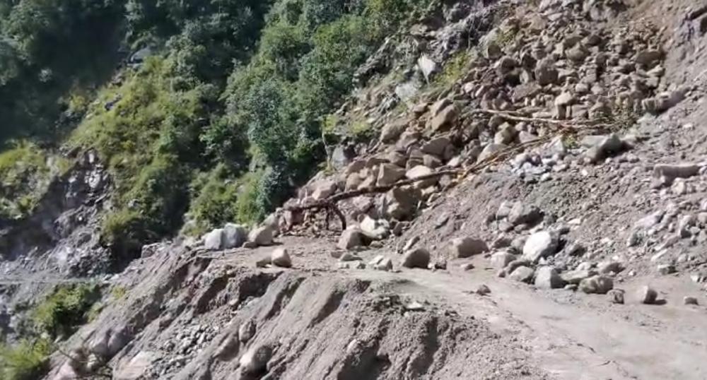 कान्ति लोकपथ अवरुद्धः छपेलीमा पुनः ठूलो पहिरो खस्दा यातायात ठप्प