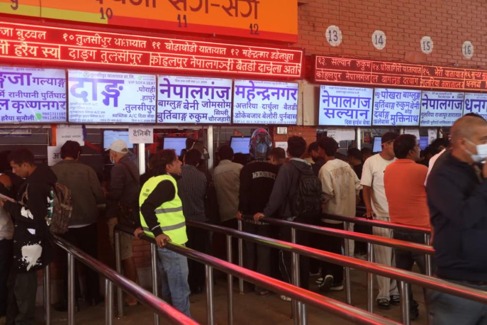 ‘नयाँ बसपार्कको यथार्थ–उत्साह, अनिश्चितता र डिजिटल युगमा ‘नगद मात्र’ को सास्ती’ (फोटो फिचर)
