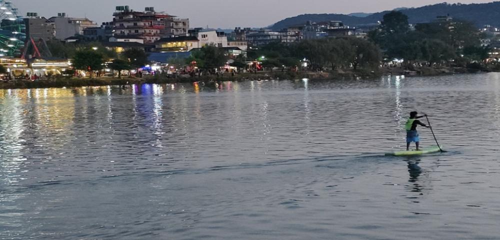 साँझको फेवा, गुल्जार पोखराः तालको काखमा आन्तरिक पर्यटकको माया र सौन्दर्य (फोटो फिचर)